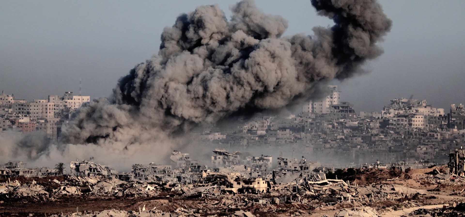El humo se eleva durante un ataque israelí en el territorio palestino cerca de la frontera con Israel, Franja de Gaza. Fotografía: Jack Guez/AFP/Getty Images El humo se eleva durante un ataque israelí en el territorio palestino cerca de la frontera con Israel, Franja de Gaza. Fotografía: Jack Guez/AFP/Getty Images