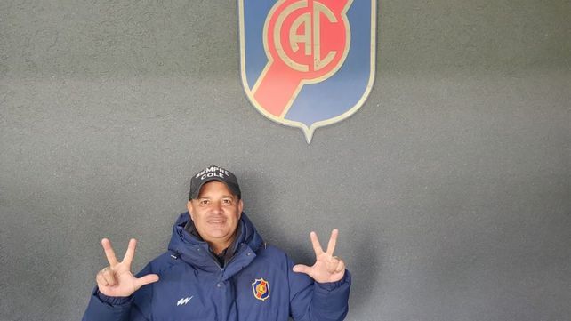 Tres. El director técnico Leo Fernández publicó esta foto en sus redes para celebrar el tiempo que lleva en Colegiales.