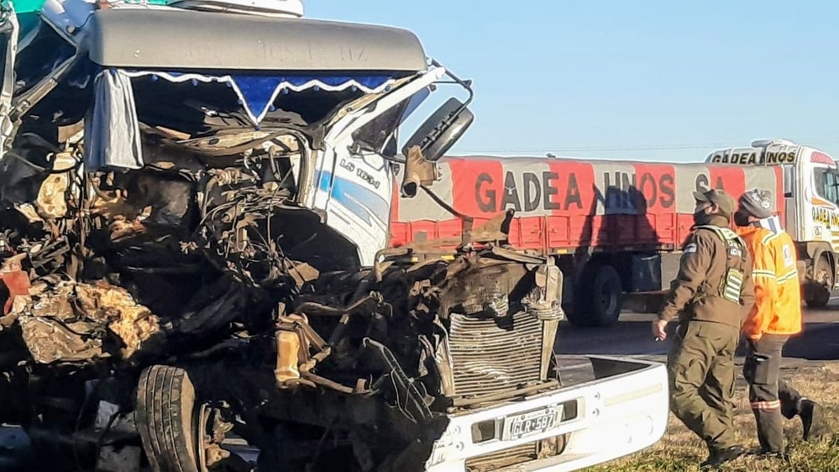 Violento choque de camiones en la autopista cerca de San Nicolás