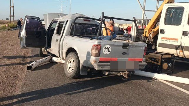 Una camioneta perdió una rueda mientras circulaba por la ruta y terminó impactando contra una columna de alumbrado. Tres personas fueron hospitalizadas.