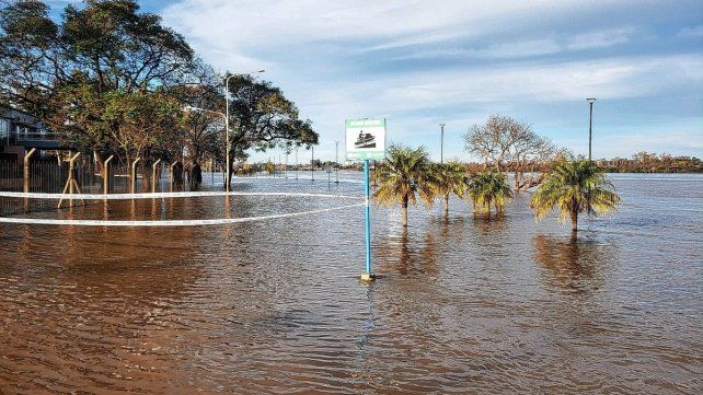 La zona baja de la costanera de Concordia ya quedó cubierta de agua.