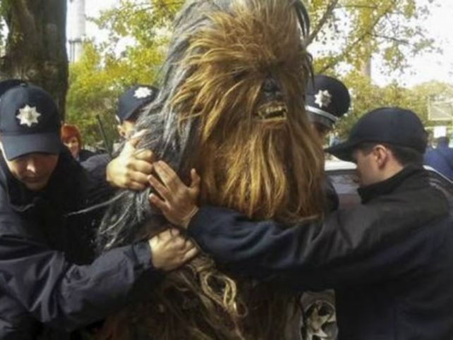 Video: Chewbacca detenido en Ucrania