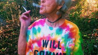 Una abuela estilo Miley Cyrus que sube fotos extravagantes en Twitter