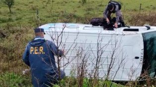 El vehículo volcó este lunes por la mañana en la Ruta 39. Viajaban cinco funcionarios del Servicio Penitenciario y un interno.