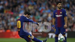 Con un gol de tiro libre de Messi, Barcelona va rumbo a un nuevo título