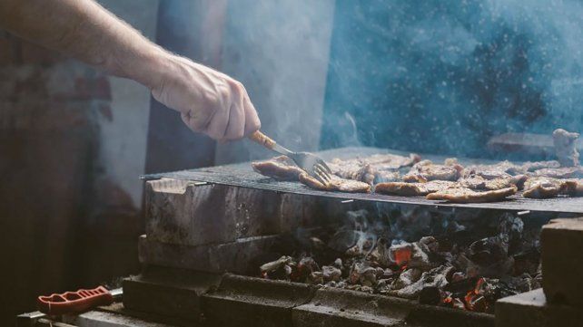Los maestros parrilleros compiten por el título de mejor asador de la Argentina frente al Obelisco