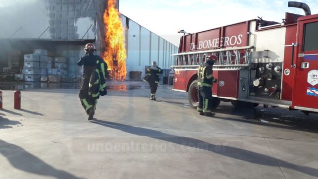 Voraz incendio en un depósito de Riomat