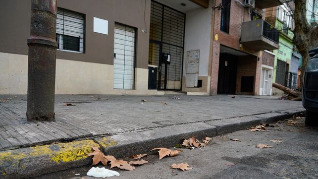 El joven quedó tendido sobre la vereda en Gaboto al 1000.