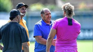 El head coach de Los Pumas, Mario Ledesma saluda al santafesino Mayco Vivas en Casa Puma.