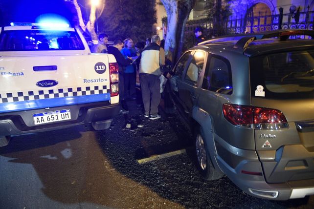 Insólito. El hecho ocurrió esta tarde y dos automóviles fueron impactados por el Renault 19.