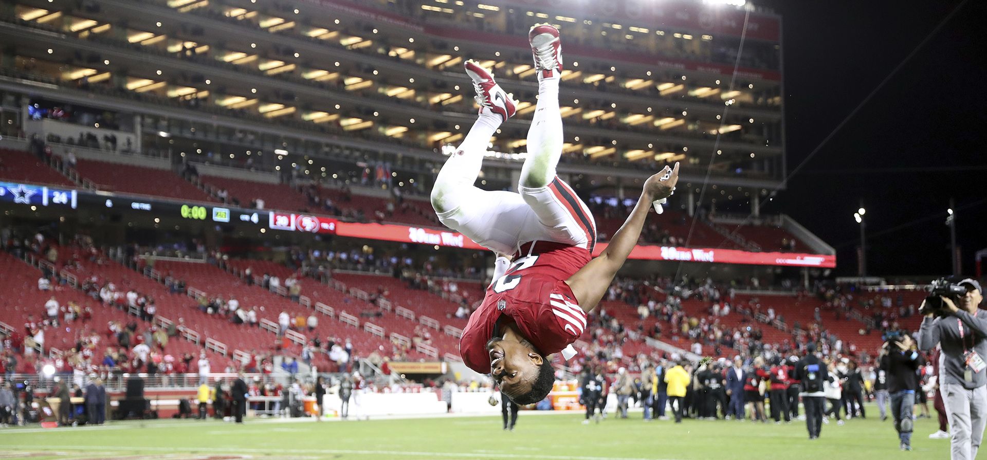 Deommodore Lenoir hace una voltereta al salir del campo después de la victoria de los 49ers sobre los Dallas Cowboys en un partido de fútbol americano de la NFL en el Levi's Stadium en Santa Clara, California, el domingo 27 de octubre de 2024. (Scott Strazzante/San Francisco Chronicle vía AP) Deommodore Lenoir hace una voltereta al salir del campo después de la victoria de los 49ers sobre los Dallas Cowboys en un partido de fútbol americano de la NFL en el Levi's Stadium en Santa Clara, California, el domingo 27 de octubre de 2024. (Scott Strazzante/San Francisco Chronicle vía AP)
