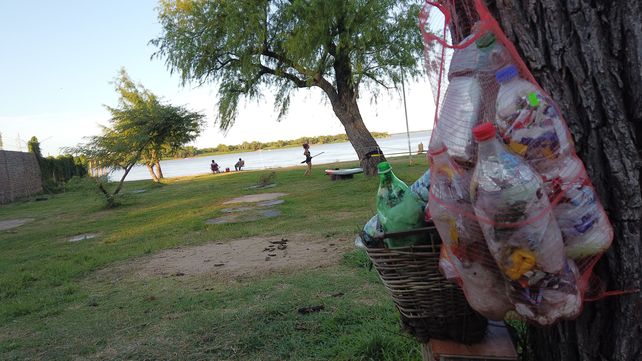 Los microplásticos van a las botellas que luego convertirán en ladrillos ecológicos.&nbsp;