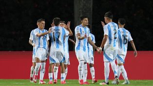 Los jugadores juveniles de Argentina celebran el primer gol de Claudio Echeverri ante Colombia. De espaldas, el rojinegro Valentino Acuña y el canalla Juan Giménez. Segunda fecha del Sudamericano sub-20.