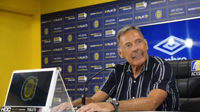 Siempre sonriente. Russo analizó en conferencia de prensa cómo llega Central al debut de esta tarde ante Argentinos.
