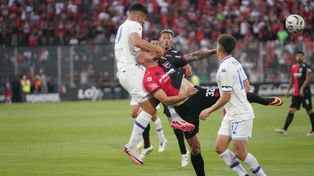 Cocoliso González lo intenta, como todo Newells en una noche difícil ante Tigre.