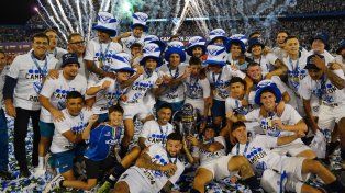 Los jugadores de Vélez con la copa.