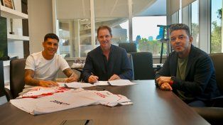 Enzo Pérez junto a Jorge Brito (presidente de River Plate) y Marcelo Gallardo.