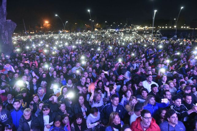 Las manos al aire. La cumbia santafesina fue la estrella de la noche en el nuevo parque.