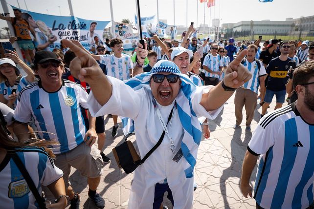 Hinchas argentinos realizaron un banderazo para darle apoyo a la selección nacional