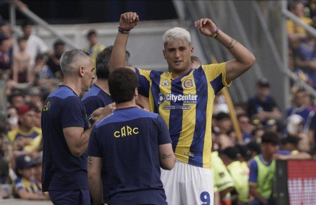 Alejo Veliz es atendido por los médicos tras sufrir la lesión en el hombro apenas iniciado el partido contra Boca.