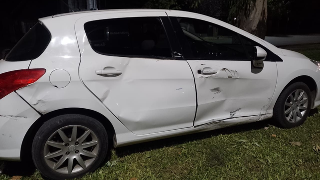 El Peugeot 308 que participó en el choque en Funes. Según la Policía