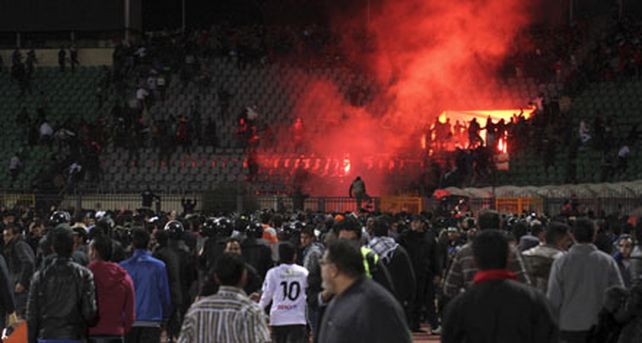 Pelea entre hinchas de f&uacute;tbol deja 74 muertos y mil heridos en Egipto