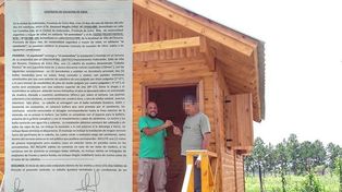Emanuel Meglio -en la foto- entregando la llave de una de las viviendas: en Paraná se tramita una denuncia penal en su contra.