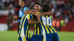 Alejo Veliz, Malcorra y Montoya festejan el segundo gol del canalla.