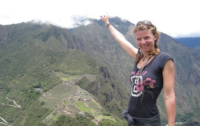 Historia. Una joven turista posa en el tramo del Camino del Inca hacia el Machu Picchu.