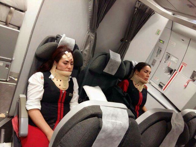 Algunos pasajeros e integrantes de la tripulación debieron ser revisados por personal médico tras aterrizar en Ezeiza. (fotos Twitter: @alebabato y @aldonzalcocer)