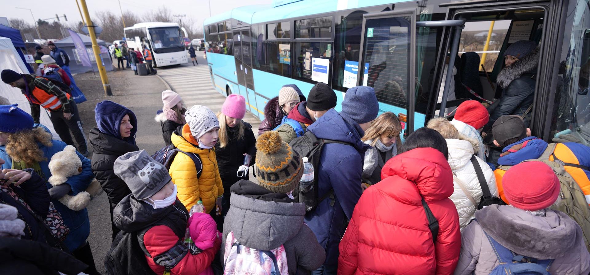 Personas que huyen de Ucrania hacen fila para abordar un autobús después de cruzar la frontera en Vysne Nemecke, Eslovaquia, el jueves 3 de marzo de 2022. Más de 1 millón de personas han huido de Ucrania tras la invasión de Rusia en el éxodo de refugiados más rápido de este siglo, según Naciones Unidas.