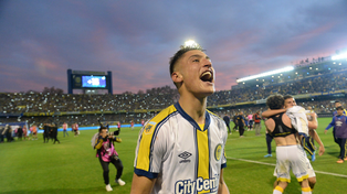 Con el alma. Alejo Veliz festeja el triunfo en el clásico