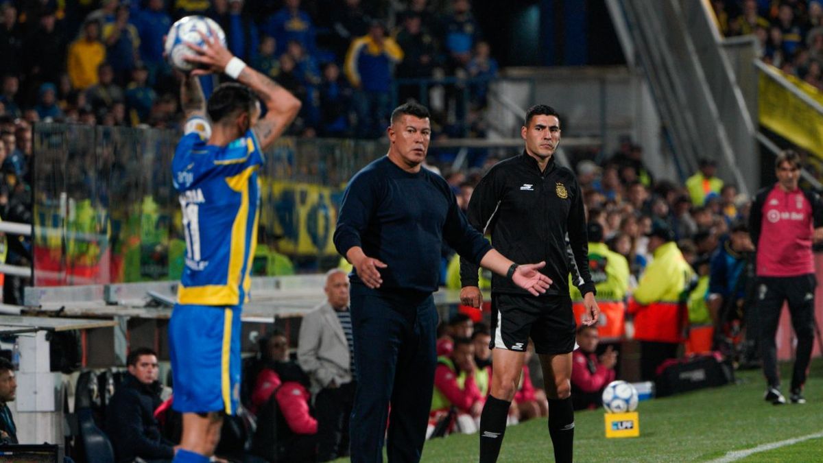 Jorge Almirón se pasó de rosca pero su equipo siguió marchando hacia una victoria fundamental