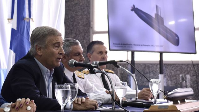 Aguad junto al jefe de la Armada y el agregado naval en Estados Unidos en la conferencia de hoy.