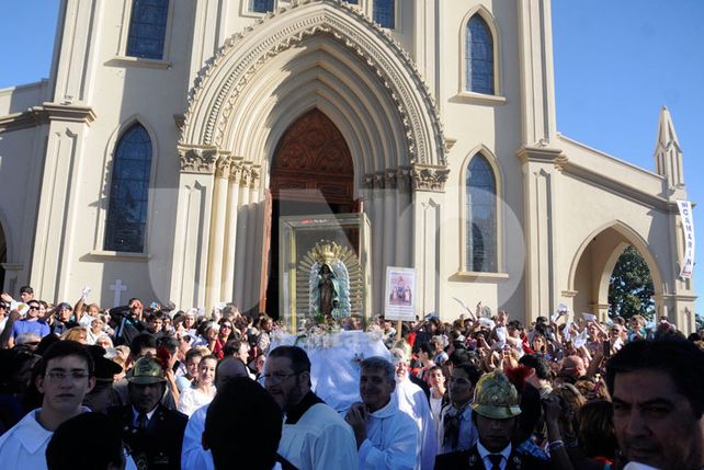 Cientos de santafesinos peregrinaron este sábado junto a la Virgen de Guadalupe