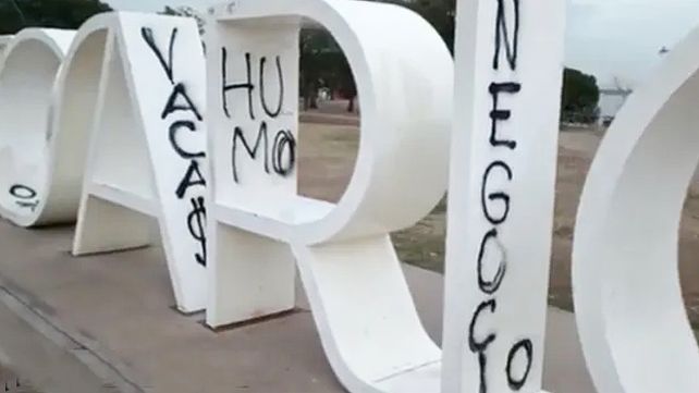 Quemas: aparecen pintadas en edificios públicos de Rosario
