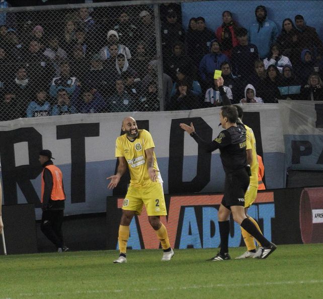 Quintana ve la tarjeta amarilla en cancha de Racing y de esa forma el central se queda afuera del partido ante River.