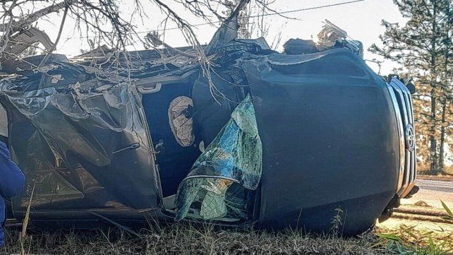 La camioneta quedó con severos daños tras esquivar impactar contra una moto.