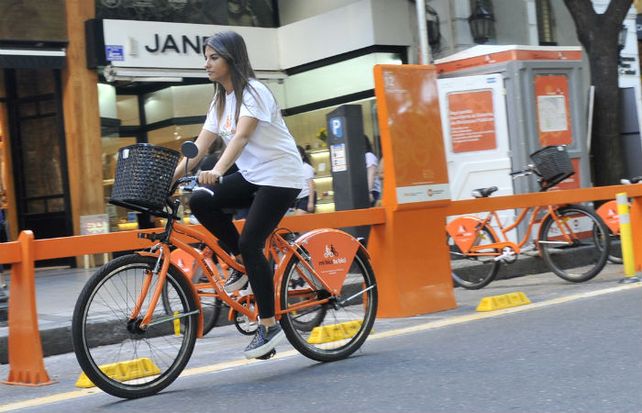 A rodar mi vida. El sistema público de alquiler de bicicletas debutó con alta adhesión. Quienes se anoten podrán usarlas en forma gratuita hasta abril.