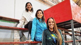 Cecilia Vega, Esther Sangio y Lucimara Lima defienden la camiseta de Suricatas en el Internacional de Clubes de Maxibásquet.