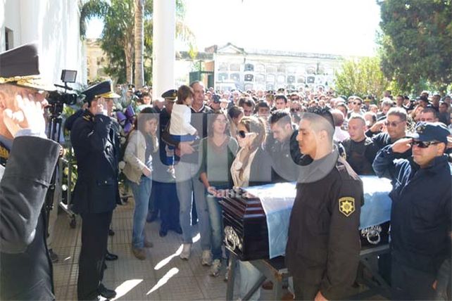 Conmoción y muestras de dolor en el entierro del policía asesinado