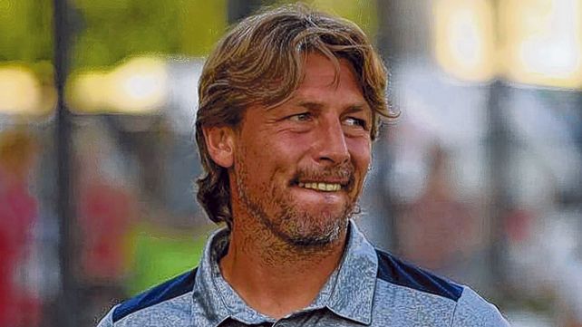 Firme. El ex zaguero rojinegro sigue desafiante en cada contacto que mantiene con la prensa.