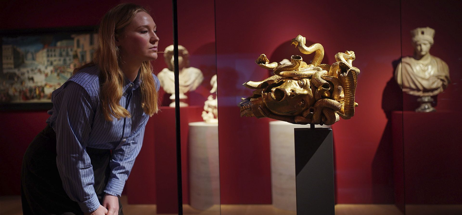 The Severed Head of Medusa, 2013, de Damien Hirst, se estima entre £500.000 y 700.000, en exhibición durante una sesión fotográfica para las próximas ventas de la Classic Week de Christie The Severed Head of Medusa, 2013, de Damien Hirst, se estima entre £500.000 y 700.000, en exhibición durante una sesión fotográfica para las próximas ventas de la Classic Week de Christie