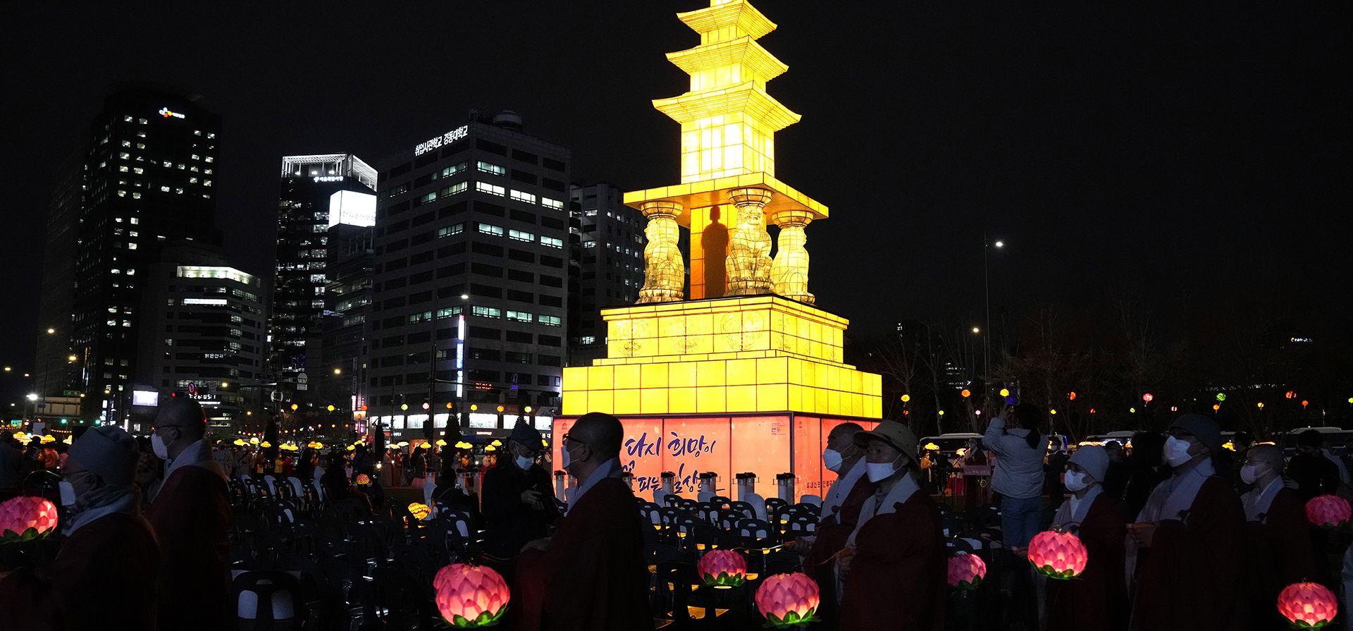 Budistas de Corea del Sur con lámparas de loto de colores durante la ceremonia de iluminación para celebrar el próximo cumpleaños de Buda el 8 de mayo en Seúl, Corea del Sur, el martes 5 de abril de 2022.