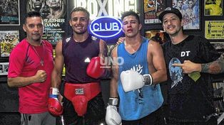 El promotor Orlando Azcurra junto al boxeador Néstor Fernández y el DT Nacho Doldán de Willie Pep.