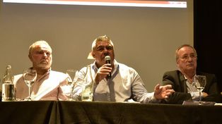 Conformes. Chiqui Tapia, secundado por los rosarinos Daniel Mariatti (Argentino) y Raúl Broglia (Rosario Central), en la conferencia de prensa tras la reunión.