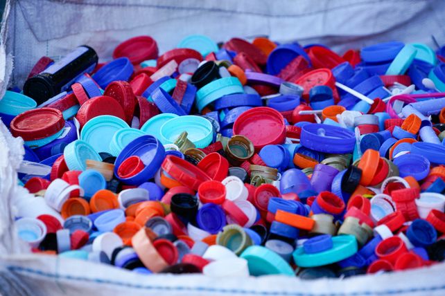 Fabricarán la primera máscara de soldar 100% rosarina a partir de tapitas de plástico recicladas