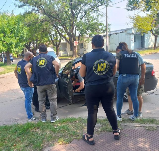 Personal de la AIC realiza pericias sobre el automóvil particular del titular de la subcomisaría 21ª.