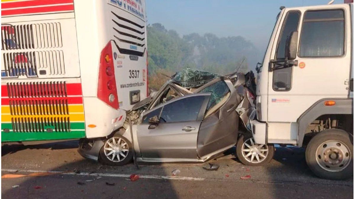 Tírense del auto: se salvaron de milagro tras un terrible choque en ...