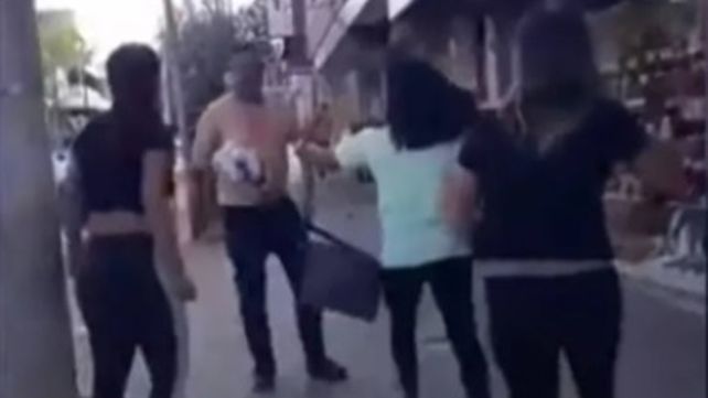 El presunto acosador fue agredido por la mamá de la adolescente y por otras mujeres.
